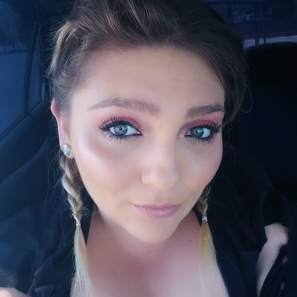 Poshmark profile picture for @stolen